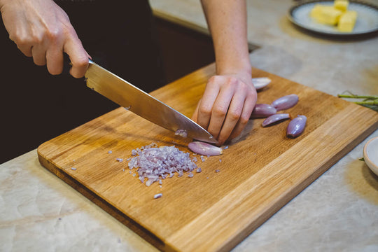 Picar una chalota con un cuchillo de cocina Atma